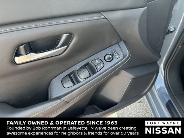 Vehicle image 23 of 36
