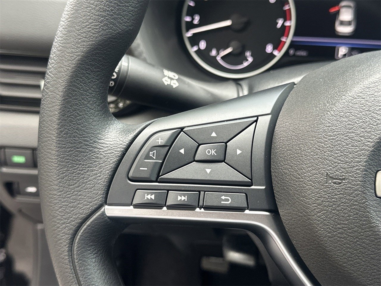 Vehicle image 27 of 32