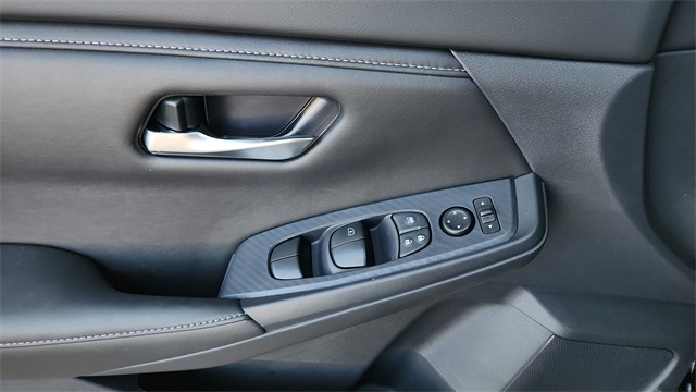 Vehicle image 27 of 40