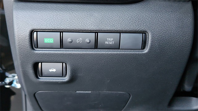 Vehicle image 32 of 40