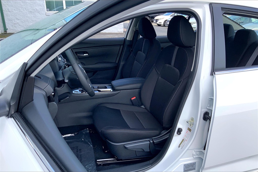 2025 Nissan Sentra SV Image 7 of 14