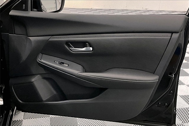 Vehicle image 33 of 35