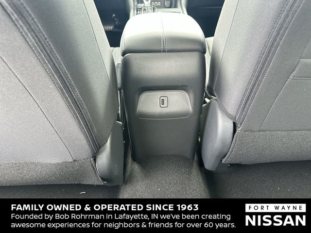 Vehicle image 25 of 37