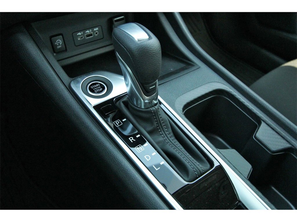 Vehicle image 21 of 23