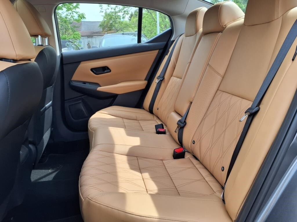 Vehicle image 11 of 24