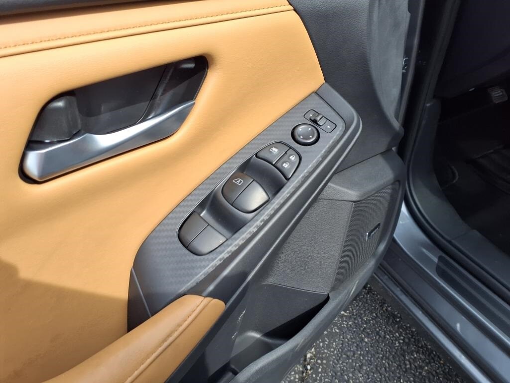 Vehicle image 14 of 24