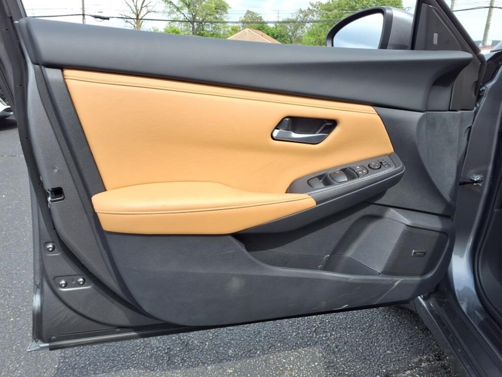 Vehicle image 13 of 24