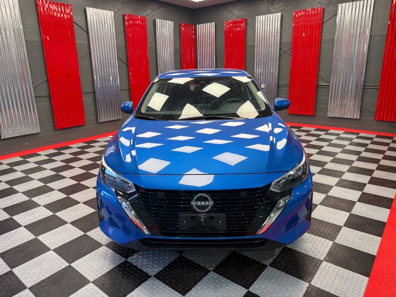 2025 Nissan Sentra SV Image 2 of 34