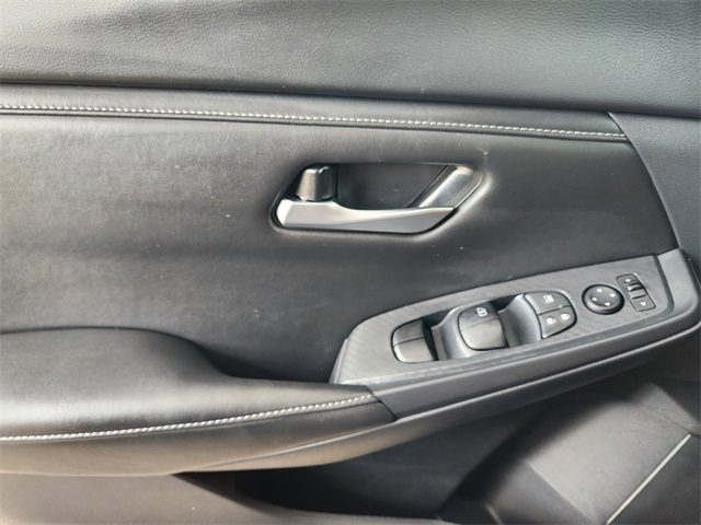Vehicle image 17 of 21