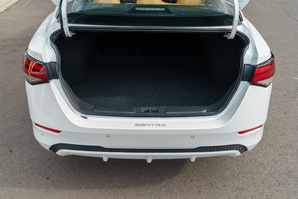 2025 Nissan Sentra SV Image 8 of 30