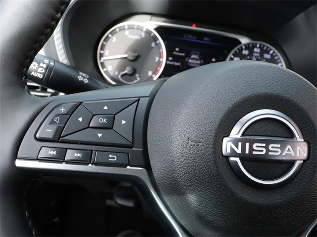 Vehicle image 21 of 28