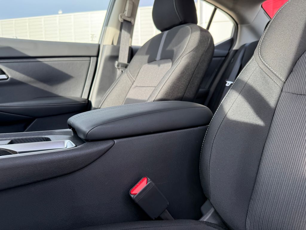 Vehicle image 23 of 28