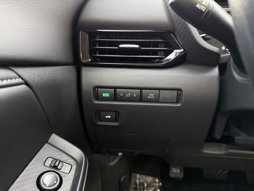 Vehicle image 14 of 28