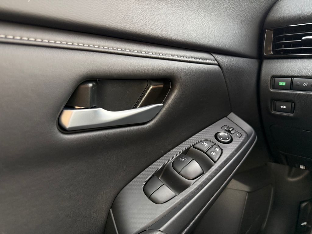 Vehicle image 13 of 28