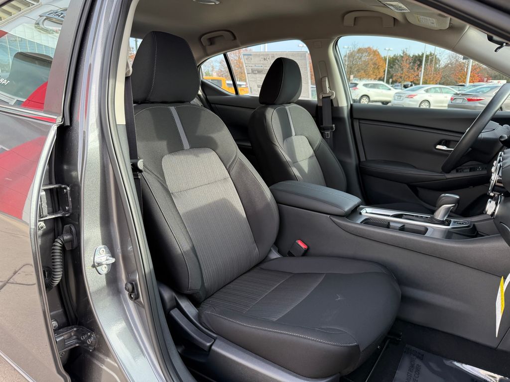Vehicle image 27 of 28