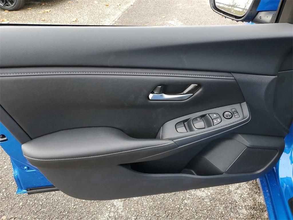 Vehicle image 8 of 9