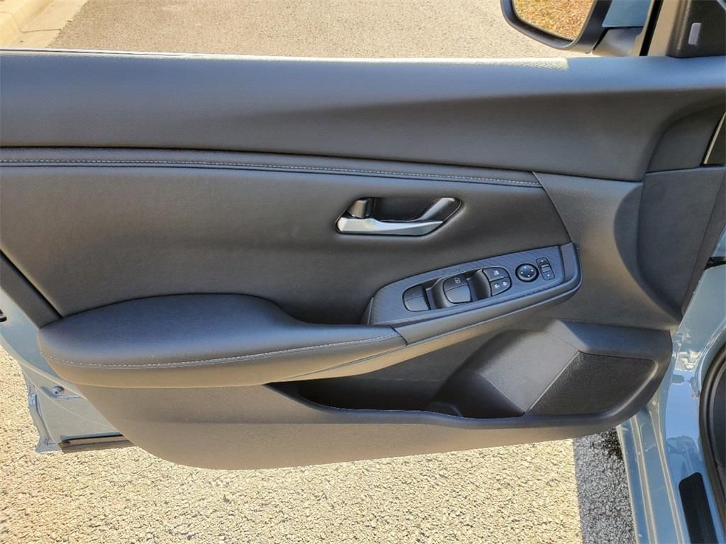 Vehicle image 8 of 9