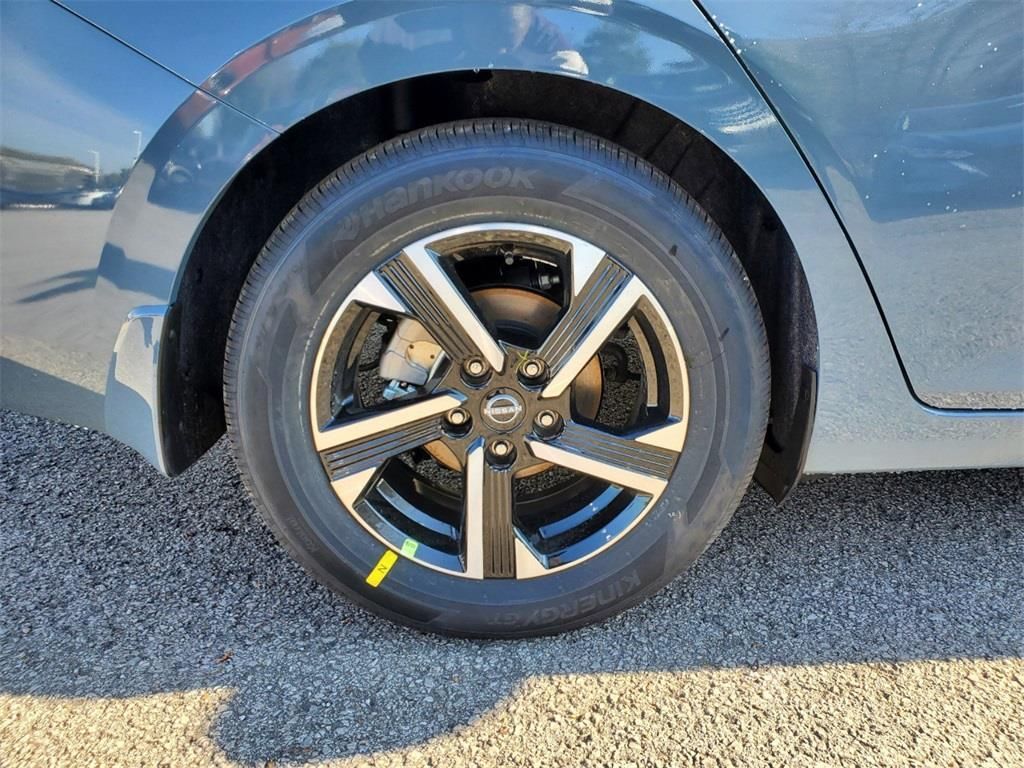 Vehicle image 5 of 9