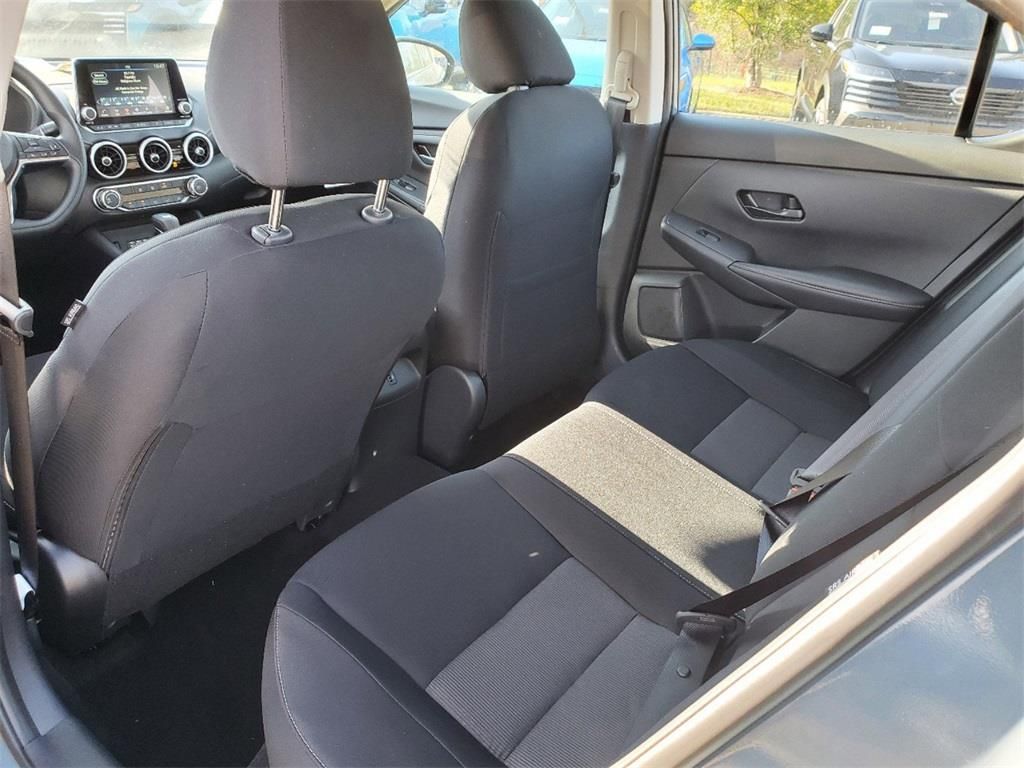 Vehicle image 7 of 9