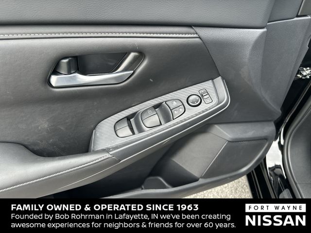 Vehicle image 24 of 37