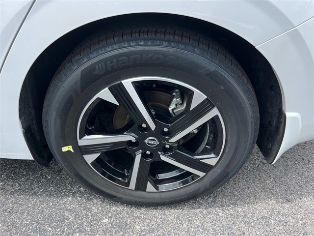 Vehicle image 9 of 28