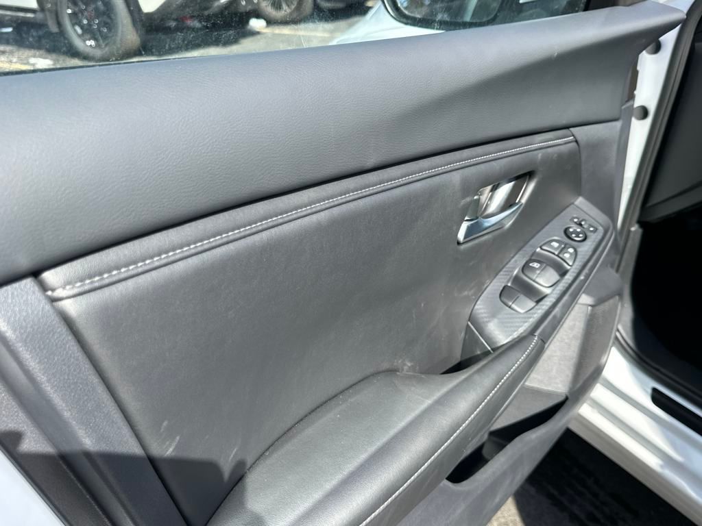 Vehicle image 9 of 32