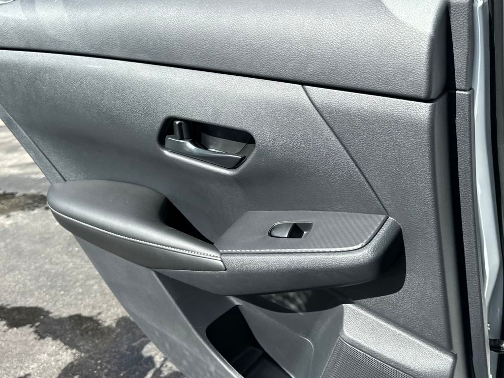 Vehicle image 13 of 32