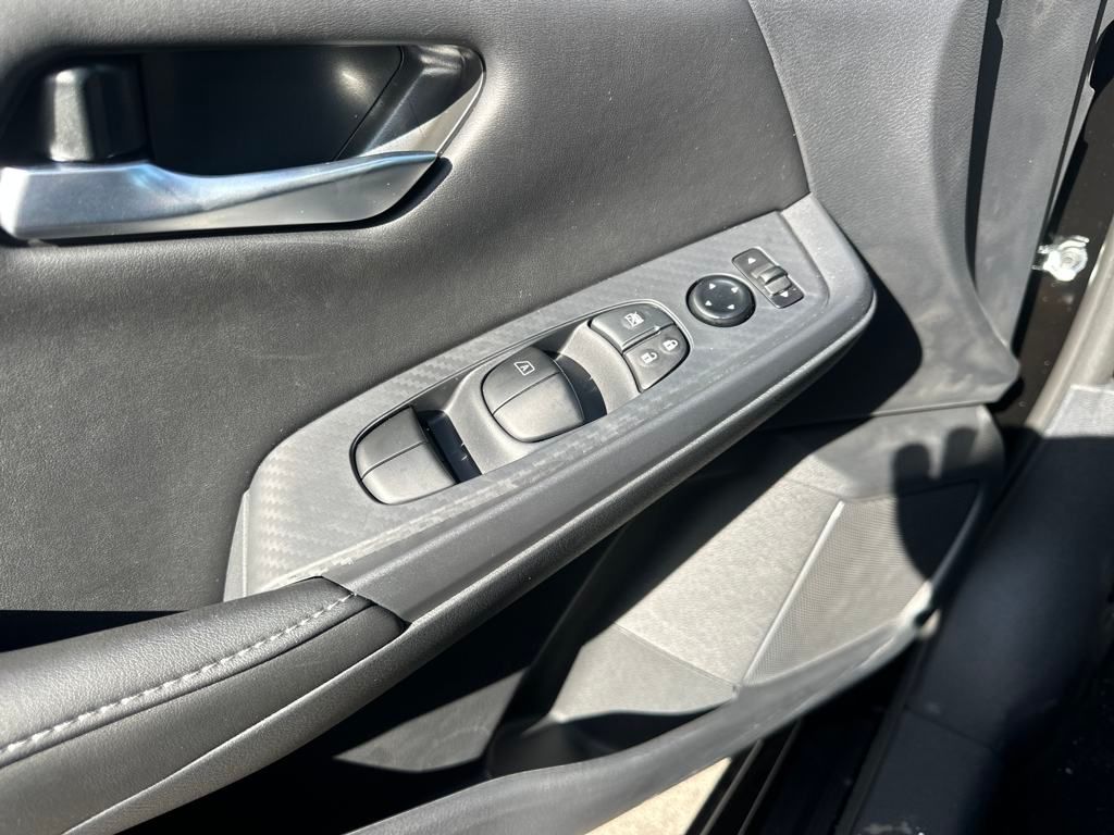 Vehicle image 11 of 33