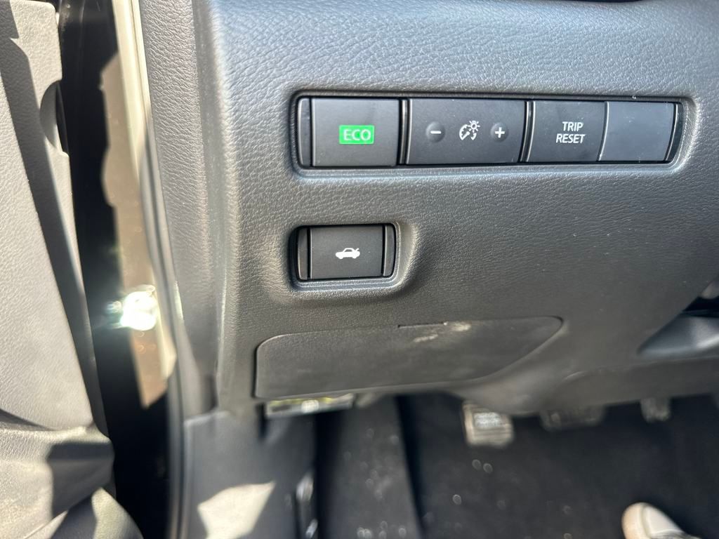 Vehicle image 12 of 33