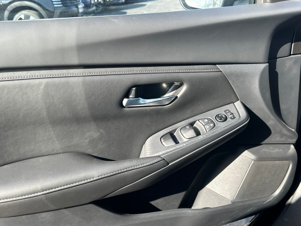 Vehicle image 10 of 33