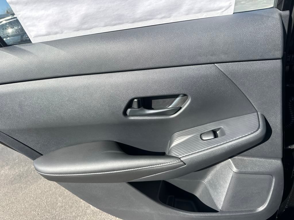 Vehicle image 14 of 33