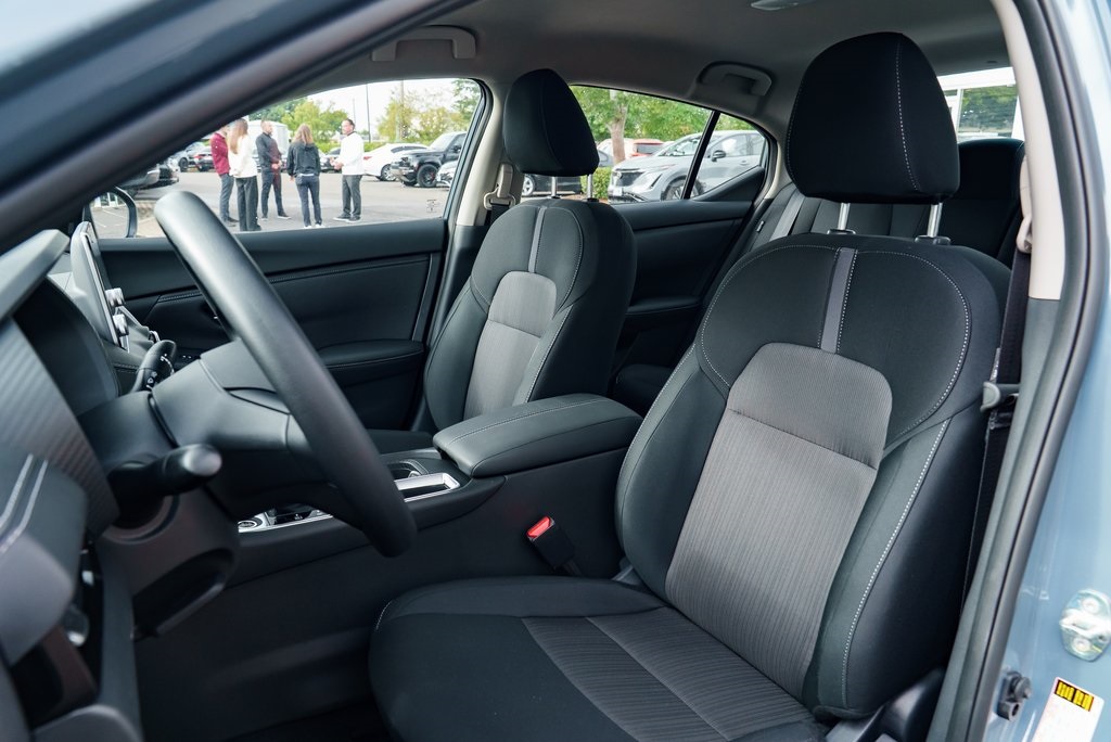 2025 Nissan Sentra SV Image 12 of 28