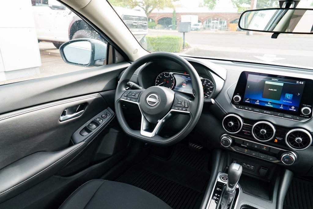 2025 Nissan Sentra SV Image 17 of 28