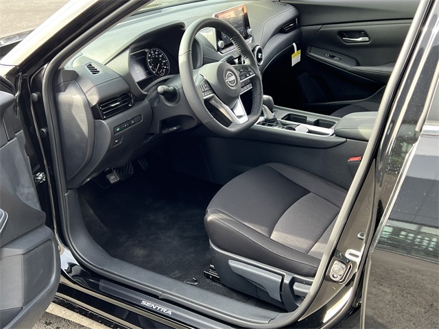 2025 Nissan Sentra SV Image 11 of 28