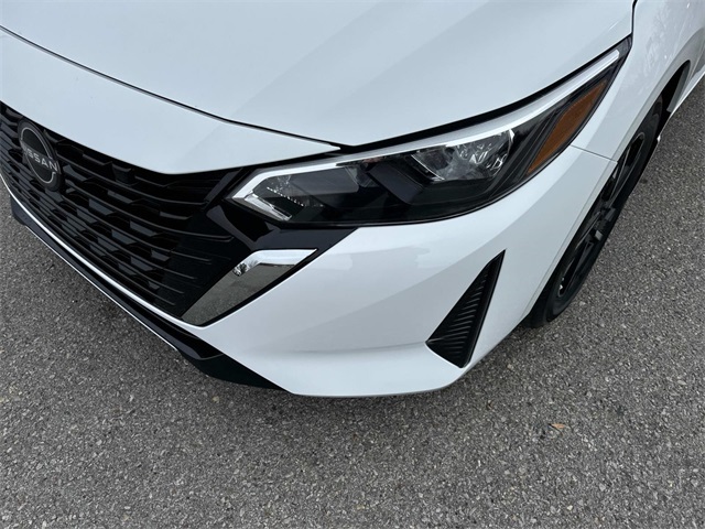 Vehicle image 10 of 34