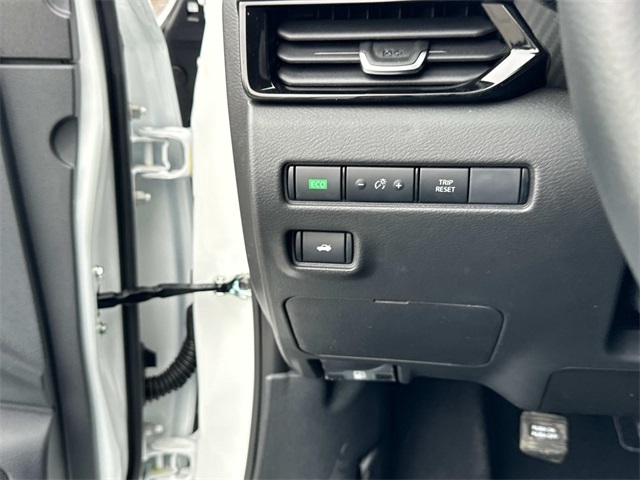 Vehicle image 25 of 34