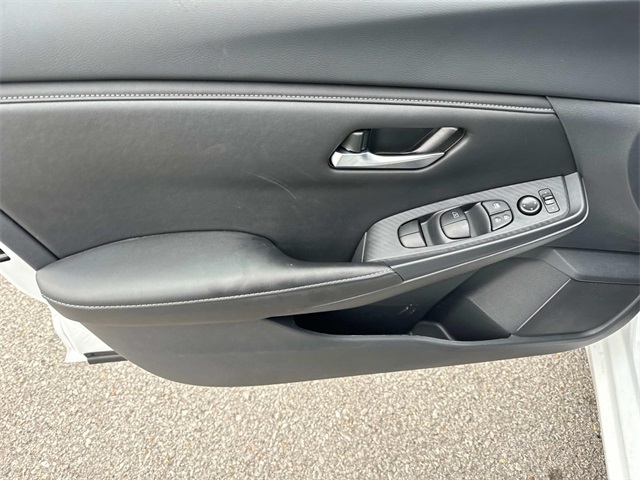 Vehicle image 21 of 34