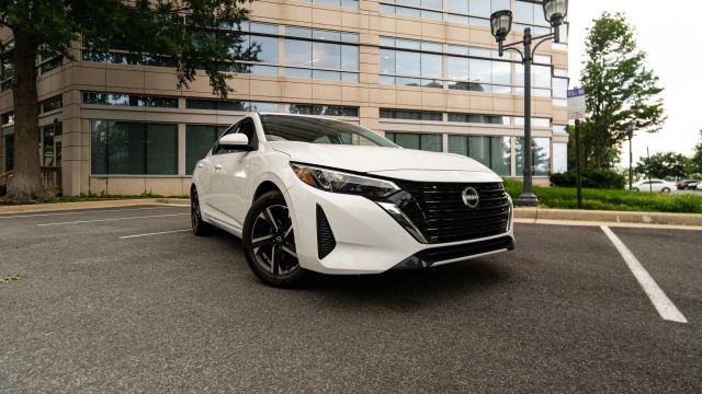 2025 Nissan Sentra SV Image 3 of 38