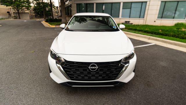 2025 Nissan Sentra SV Image 2 of 38