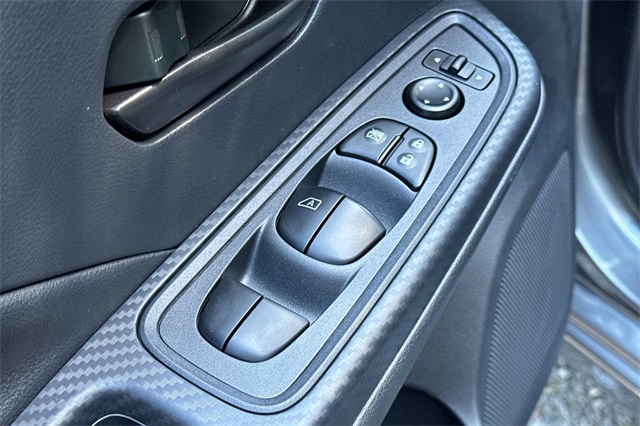 Vehicle image 27 of 37