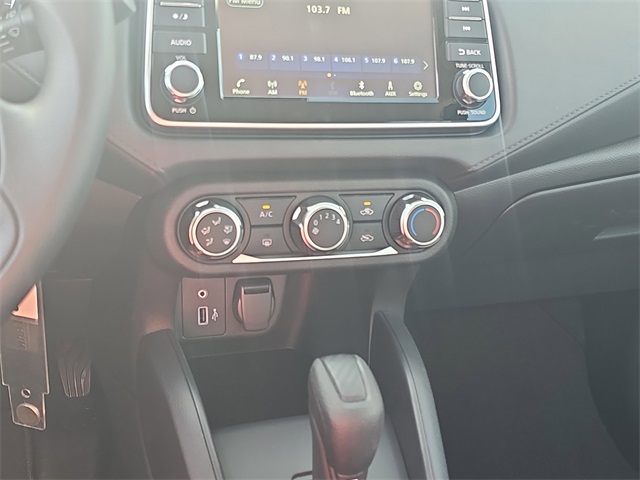 Vehicle image 15 of 17