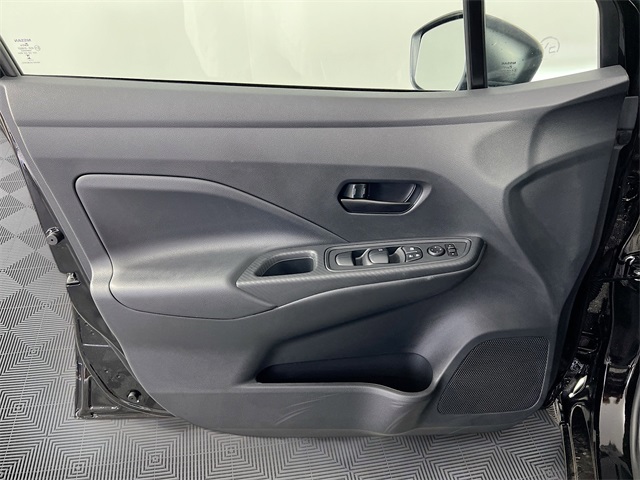 Vehicle image 23 of 32