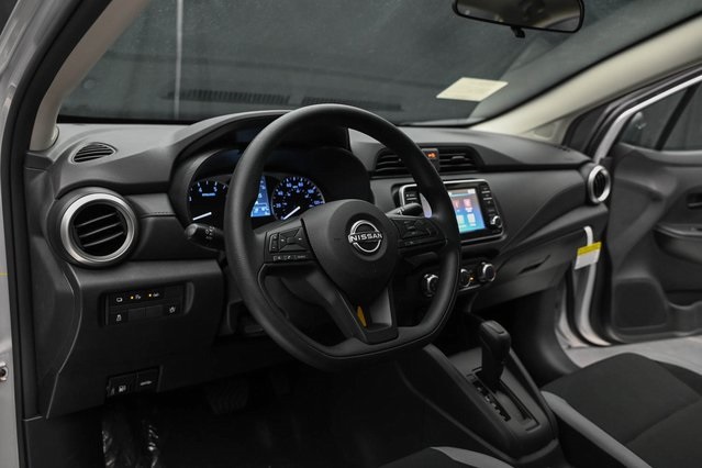 Vehicle image 26 of 32