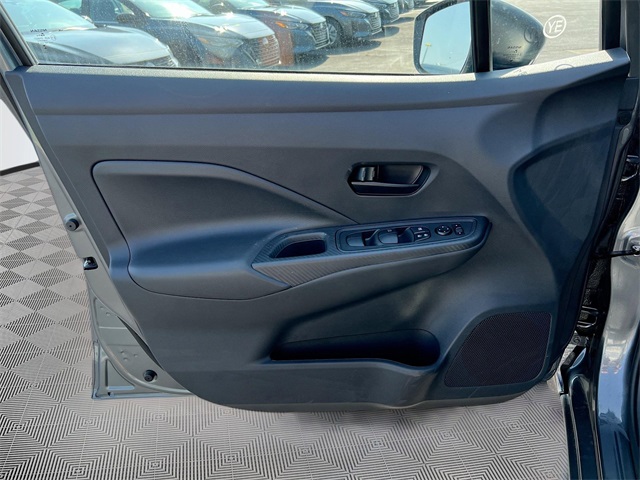 Vehicle image 23 of 32