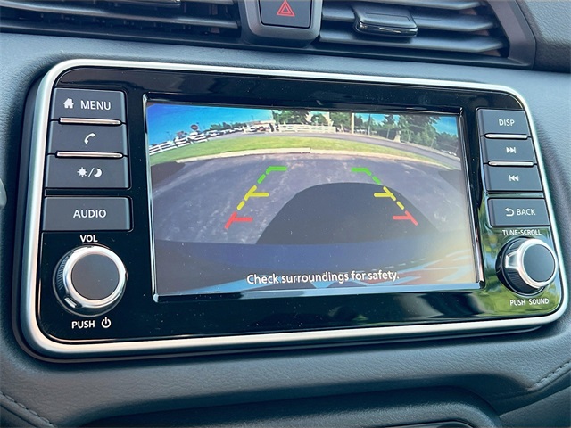 Vehicle image 21 of 32