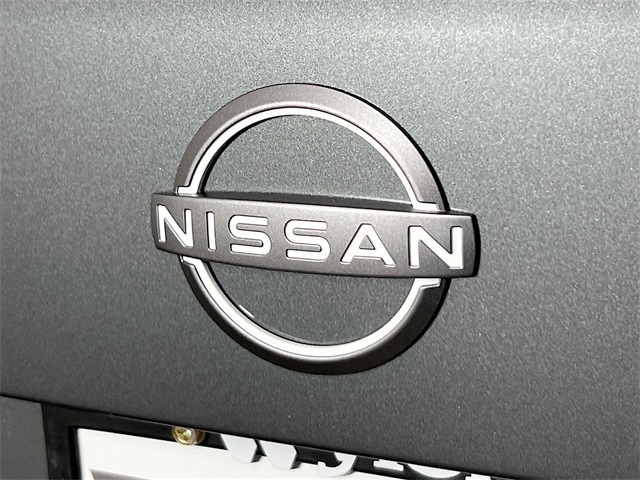 Vehicle image 28 of 32
