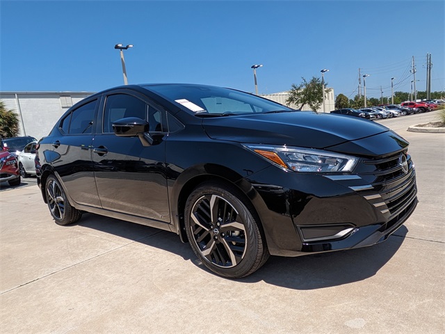 2025 Nissan Versa SR Image 4 of 28