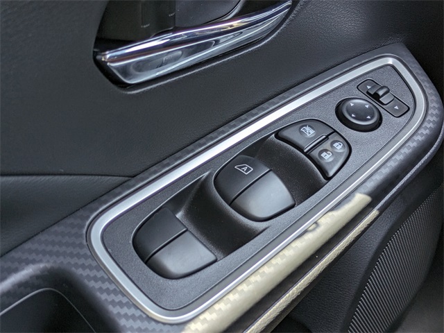 2025 Nissan Versa SR Image 19 of 28