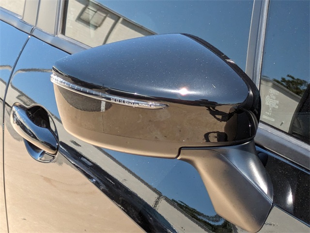 2025 Nissan Versa SR Image 20 of 28