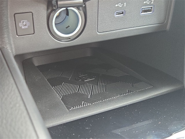 Vehicle image 27 of 40
